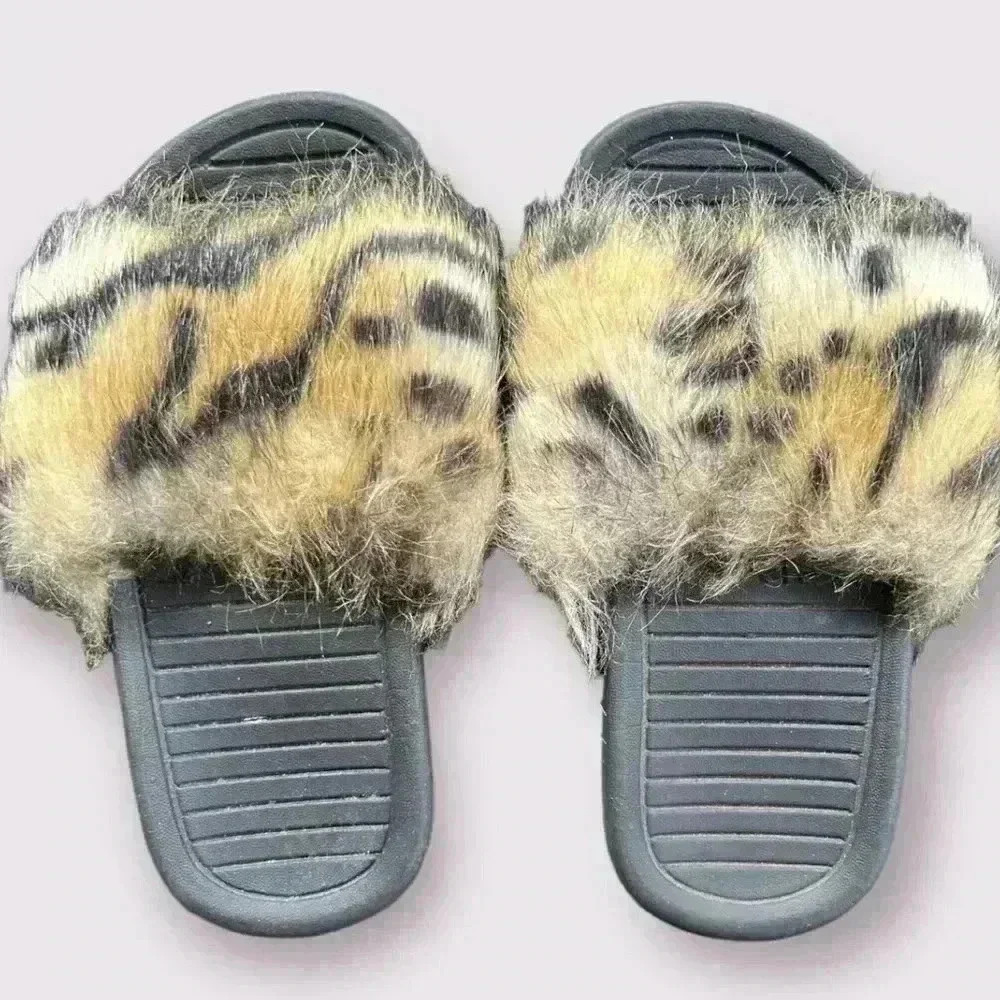 Akid furry cheetah slide Sz 8 toddler